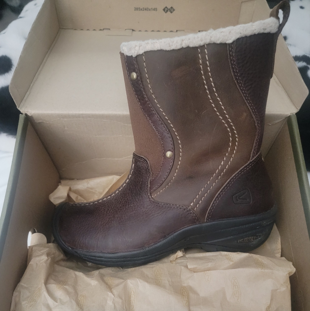 Keen Chester Fleese Insulated Boots Never Worn  Size 8